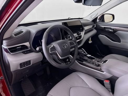 New 2026 Toyota Highlander Platinum AWD/4WD image 9