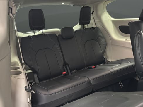 Used 2022 Chrysler Pacifica Touring-L FWD image 24