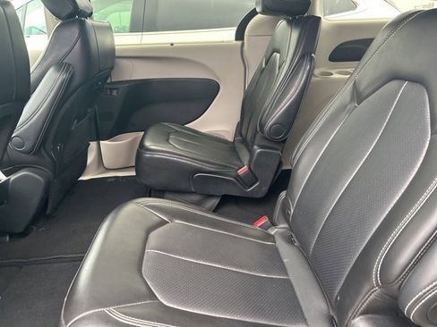 Used 2024 Chrysler Pacifica Touring-L image 42
