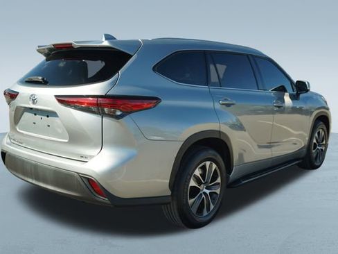 Used 2022 Toyota Highlander XLE image 8