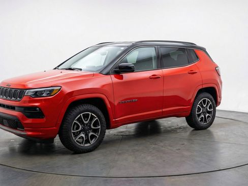 Used 2025 Jeep Compass Trailhawk AWD/4WD image 3