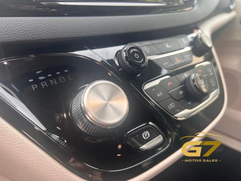 Used 2022 Chrysler Pacifica Touring-L FWD image 19