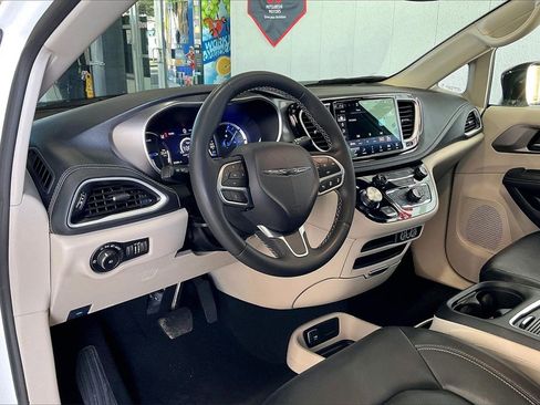 Used 2024 Chrysler Pacifica Select image 4