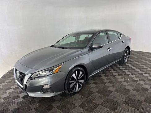 Certified 2021 Nissan Altima 2.5 SV w/ SV Premium Package AWD/4WD image 3