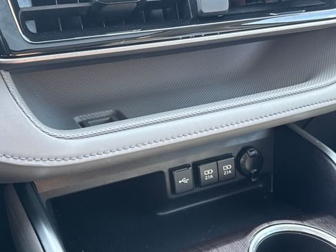 Used 2021 Toyota Highlander Limited image 29