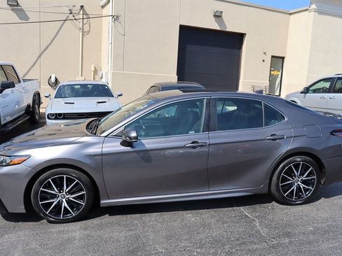 Used 2021 Toyota Camry SE w/ Carpet Mat Package (TMS) FWD image 4
