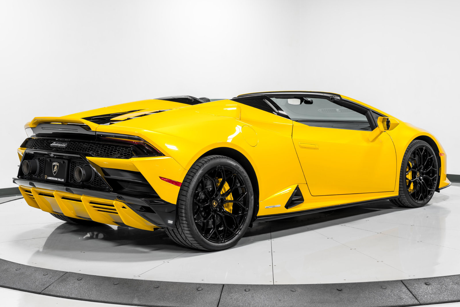 Used 2024 Lamborghini Huracan EVO AWD/4WD image 3