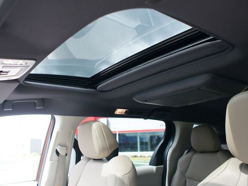 Used 2024 Toyota Sienna XLE image 6