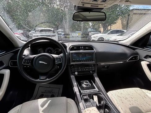 Used 2017 Jaguar F-PACE Prestige image 12
