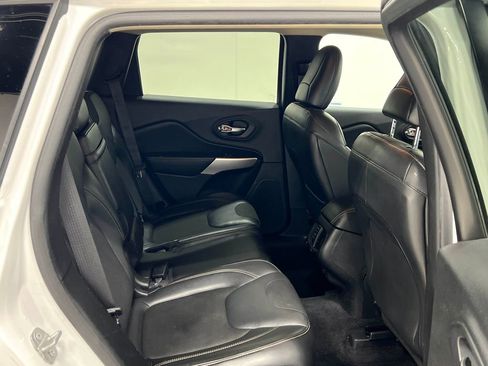 Used 2018 Jeep Cherokee Latitude Plus w/ Comfort/Convenience Group FWD image 31