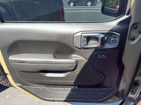 Used 2025 Jeep Gladiator Mojave AWD/4WD image 15