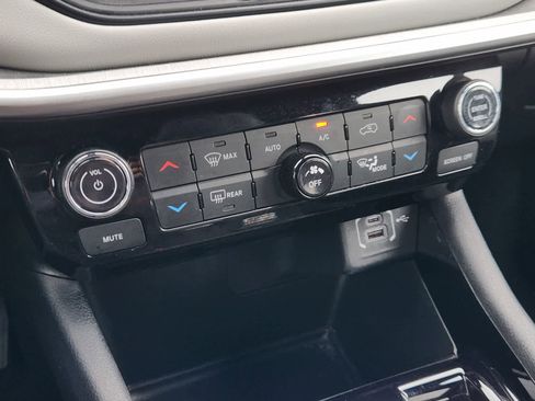 Used 2025 Jeep Compass Limited AWD/4WD image 19