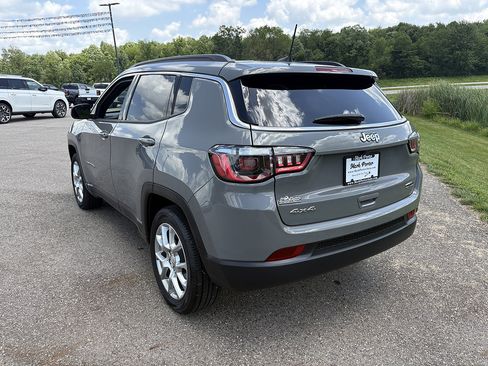 Used 2024 Jeep Compass Latitude AWD/4WD image 3