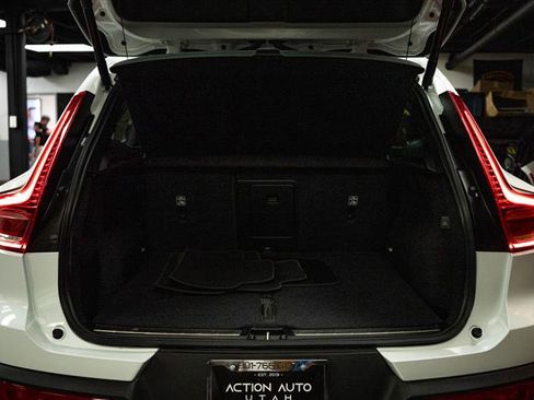 Used 2024 Volvo XC40 B5 Plus image 7