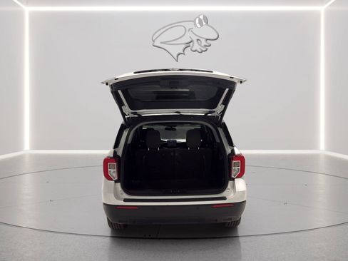 Used 2023 Ford Explorer XLT AWD/4WD image 11