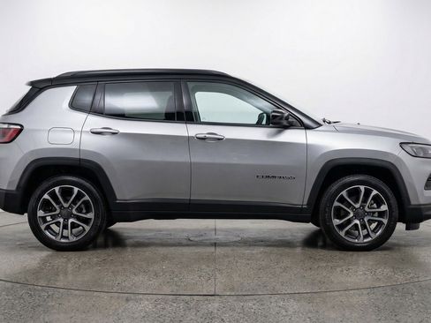 Used 2025 Jeep Compass Trailhawk image 11