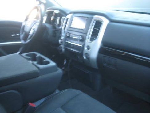 Used 2018 Nissan Titan SV AWD/4WD image 25