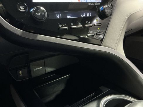 Used 2020 Toyota Camry XLE w/ Sunroof Package image 29