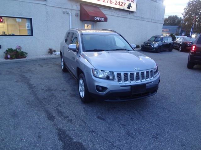 Used 2017 Jeep Compass Latitude FWD image 3
