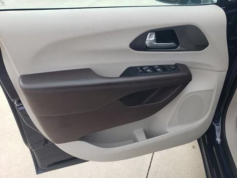 Used 2017 Chrysler Pacifica Touring-L Plus w/ Tire & Wheel Group FWD image 13