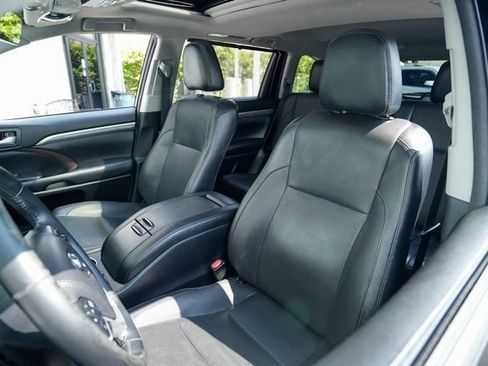 Used 2017 Toyota Highlander Limited image 23