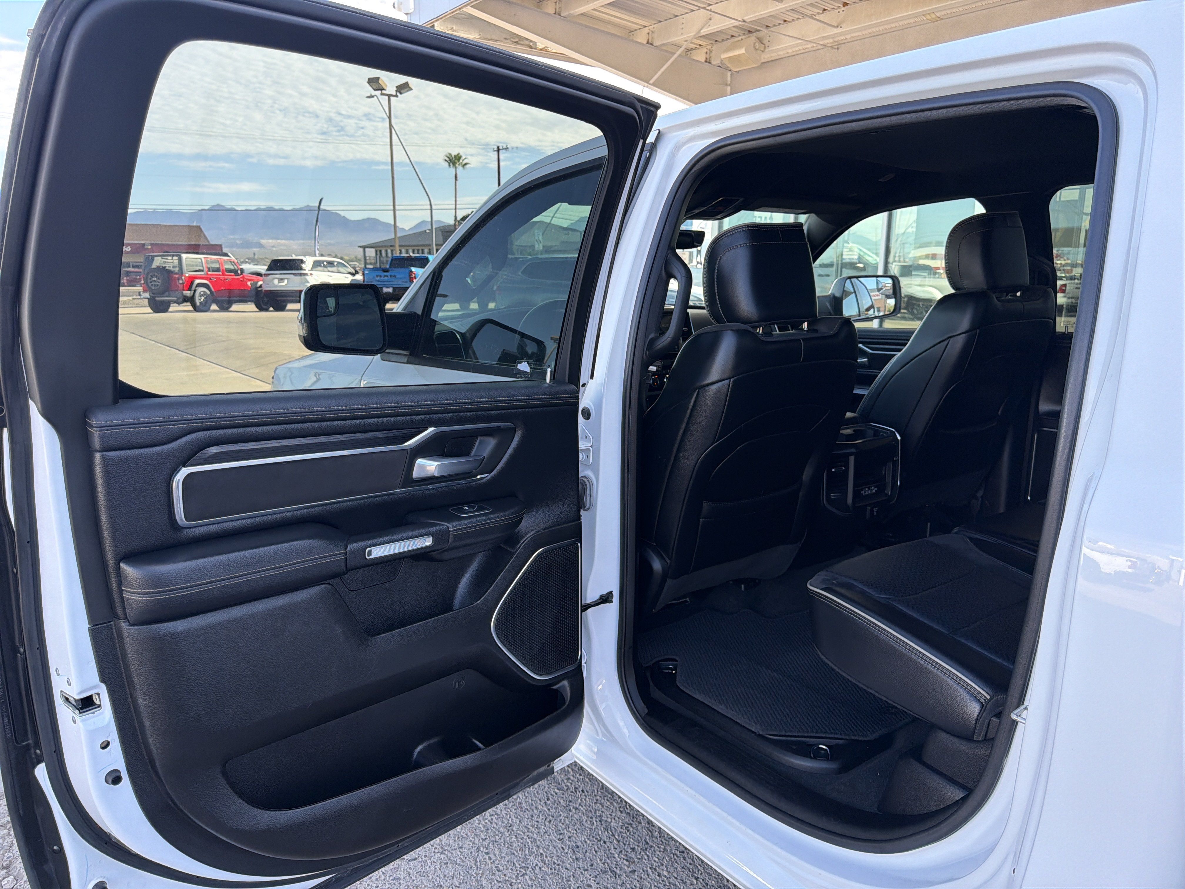 Used 2024 RAM 1500 Laramie AWD/4WD image 7
