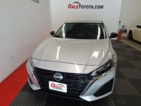 Used 2024 Nissan Altima 2.5 SV FWD image 3