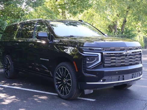 Used 2025 Chevrolet Suburban High Country AWD/4WD image 13