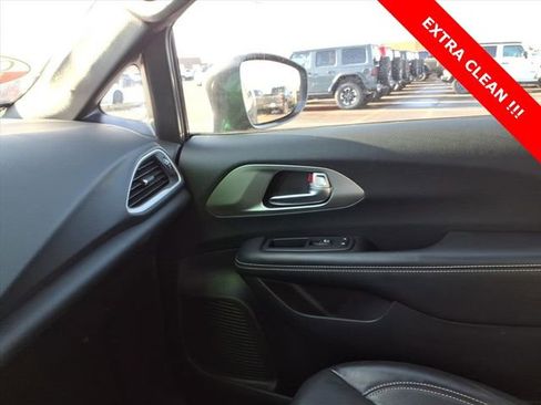 Certified 2020 Chrysler Pacifica Touring-L image 18