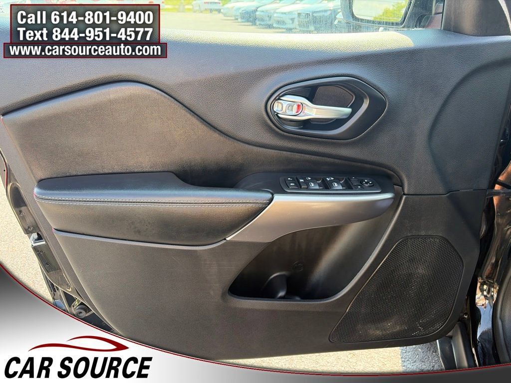 Used 2019 Jeep Cherokee Latitude w/ Popular Appearance Group AWD/4WD image 15