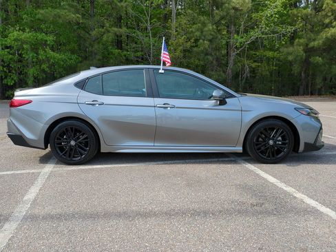 Used 2025 Toyota Camry SE w/ Convenience Package FWD image 3