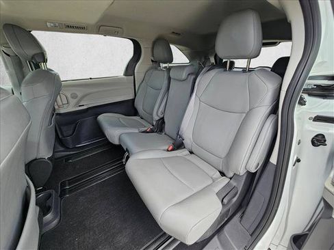 Used 2022 Toyota Sienna XLE FWD image 19