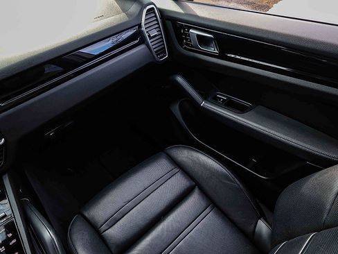 Used 2021 Porsche Cayenne S image 18
