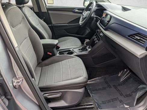 Used 2023 Volkswagen Taos SE w/ Panoramic Sunroof Package image 19