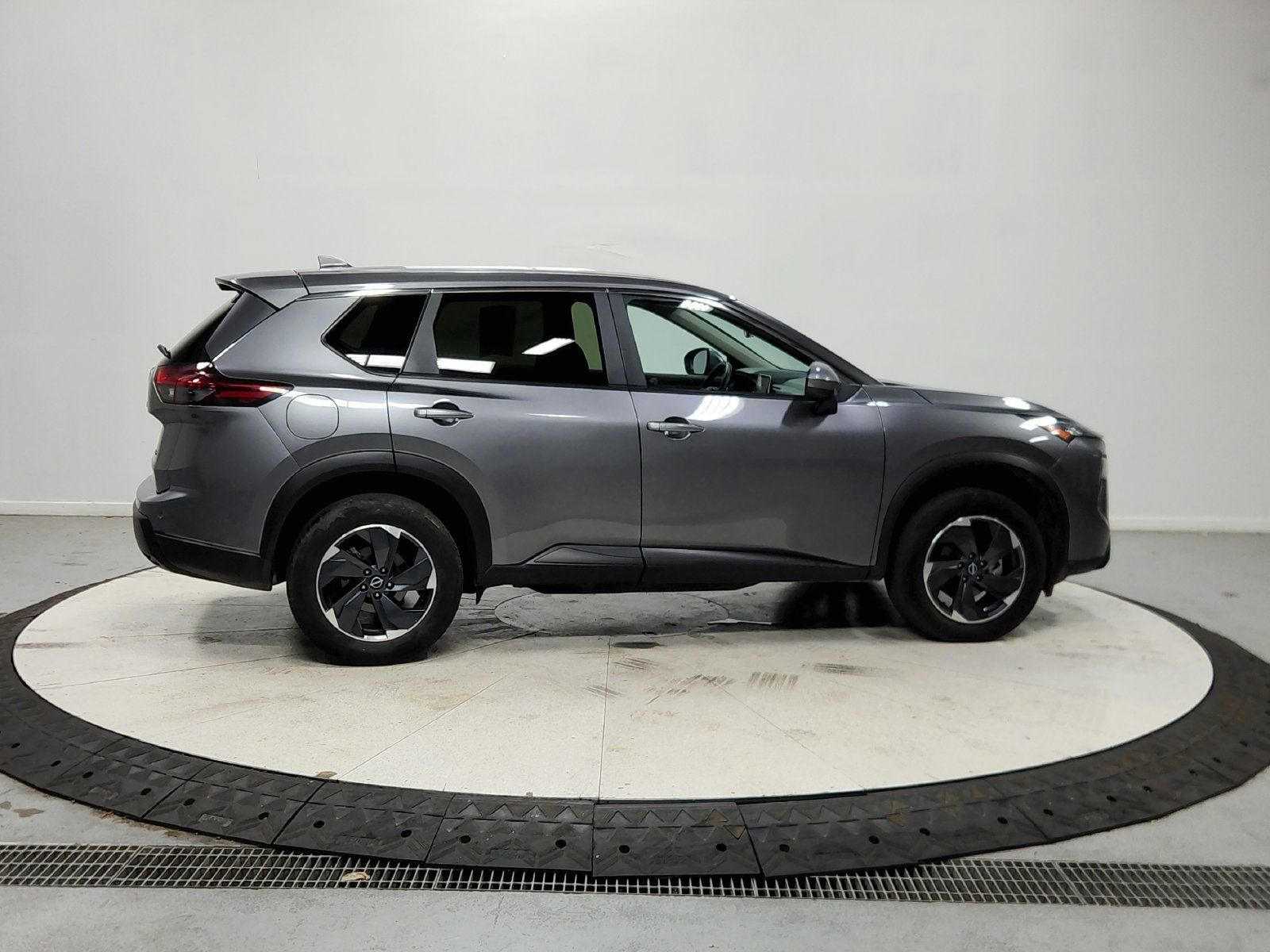 Used 2025 Nissan Rogue SV AWD/4WD image 9