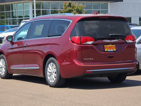 Used 2018 Chrysler Pacifica Touring-L FWD image 6