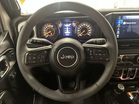Used 2024 Jeep Gladiator Sport AWD/4WD image 13