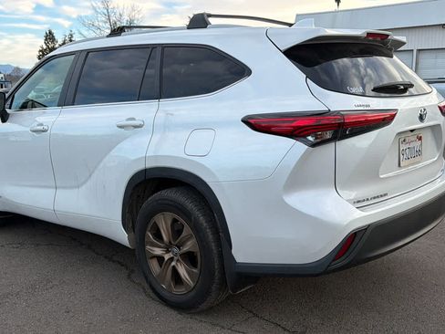 Used 2023 Toyota Highlander Bronze Edition image 3