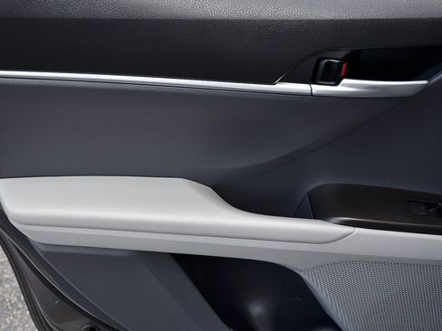 Used 2024 Toyota Camry SE image 11