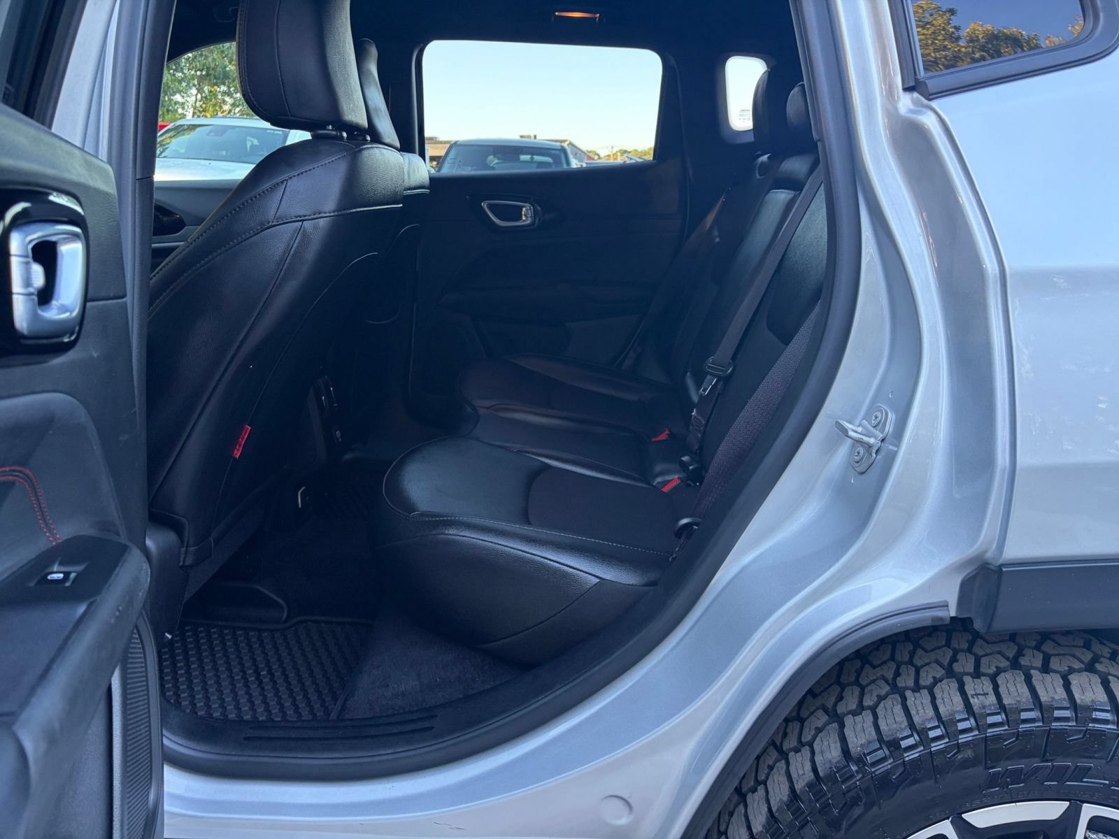 Used 2025 Jeep Compass Trailhawk AWD/4WD image 24