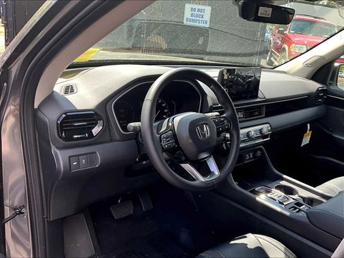 New 2025 Honda Pilot Touring image 9