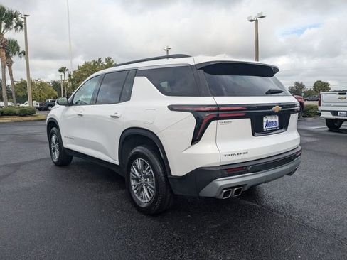 Used 2025 Chevrolet Traverse LT image 5