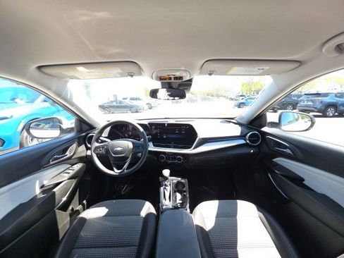Used 2024 Chevrolet Trax LT FWD image 13