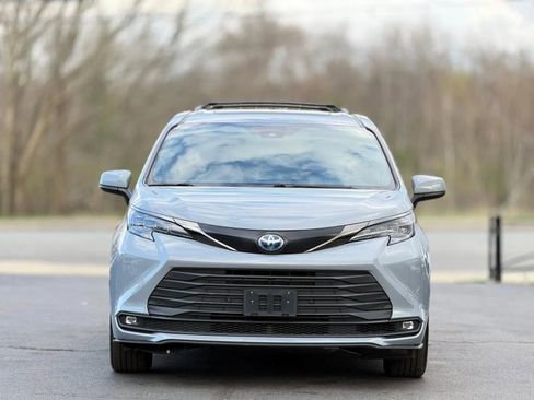 Used 2022 Toyota Sienna XLE Woodland Edition image 2