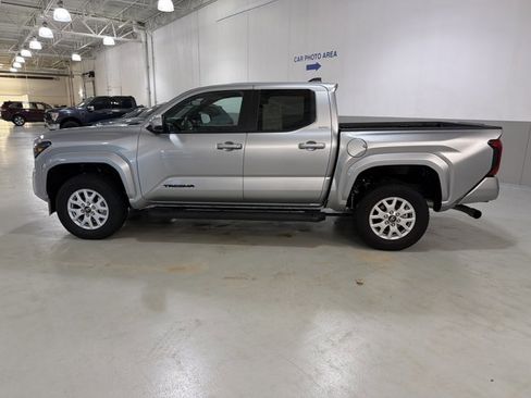 Used 2024 Toyota Tacoma SR5 AWD/4WD image 5
