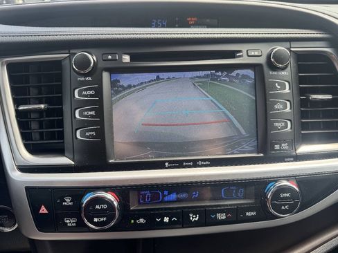 Used 2018 Toyota Highlander XLE AWD/4WD image 19