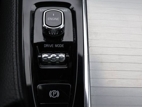 Used 2016 Volvo XC90 T8 Momentum w/ Vision Package AWD/4WD image 27