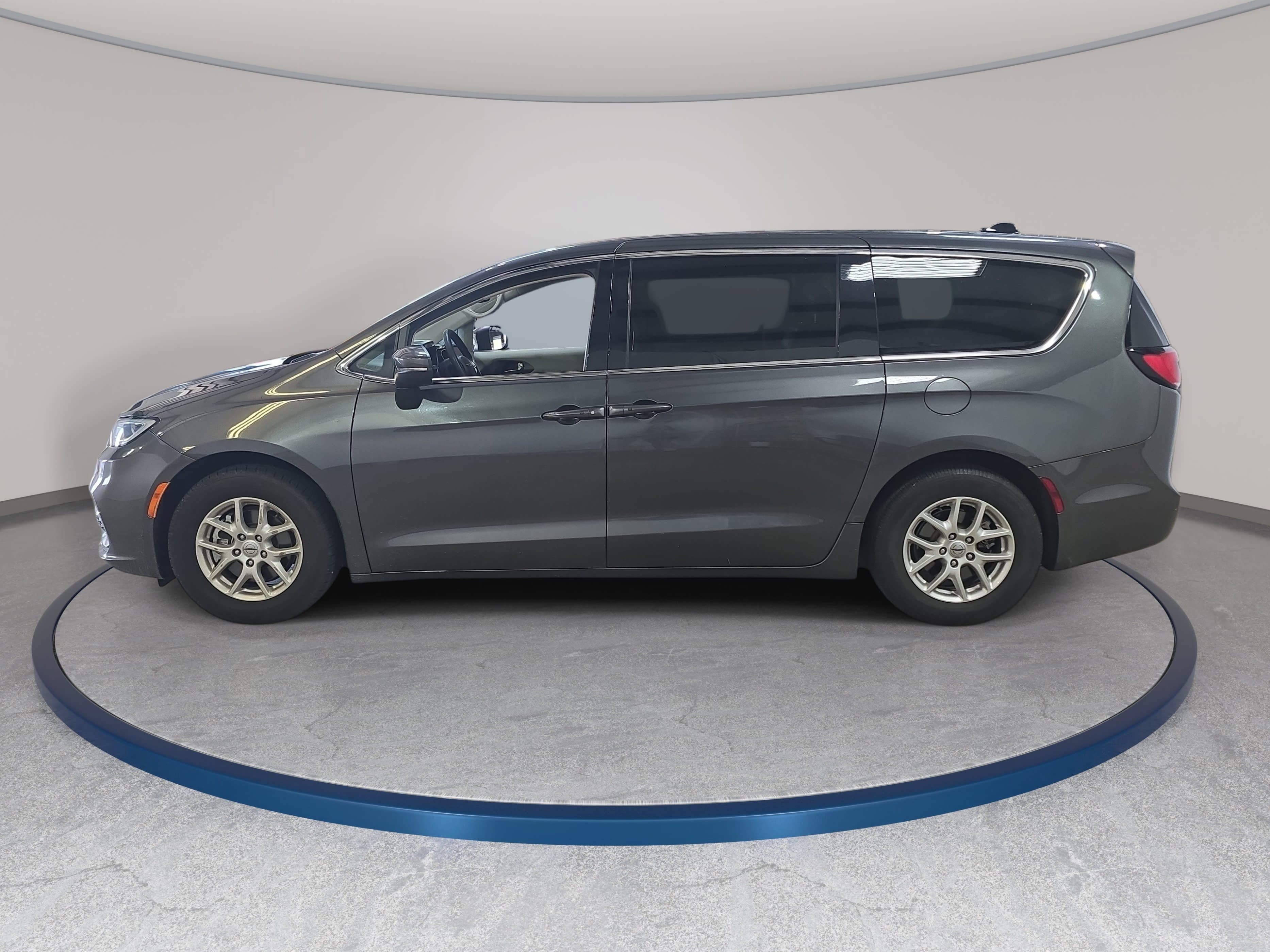 Used 2023 Chrysler Pacifica Touring-L FWD image 9