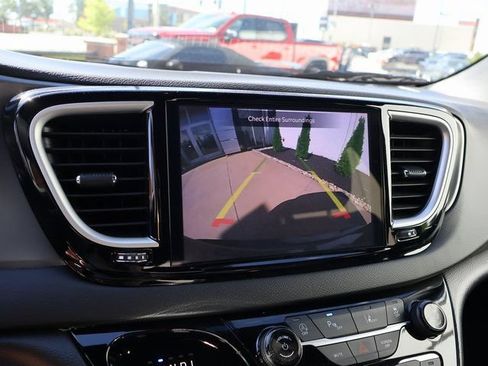 Used 2025 Chrysler Pacifica Select FWD image 33