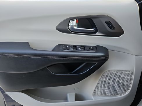 Used 2020 Chrysler Pacifica Touring-L image 24